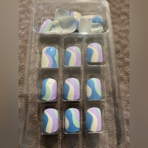 NIB PRESS ON NAILS - Halloween - Novo Ovo Bndl:3 boxes:$8. 1-Blk&Grn/2 bxs Same - Picture 7 of 13